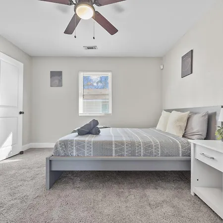 Cozy 2-Bedroom Retreat W/Wi-Fi & Keurig Coffee